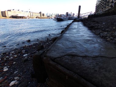  Londra, İngiltere ve İngiltere 'de Thames nehri boyunca uzanan tarihi ve modern binalar