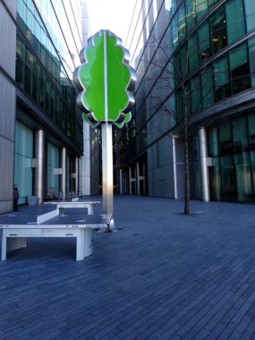  Londra, İngiltere ve İngiltere 'de Thames nehri boyunca uzanan tarihi ve modern binalar