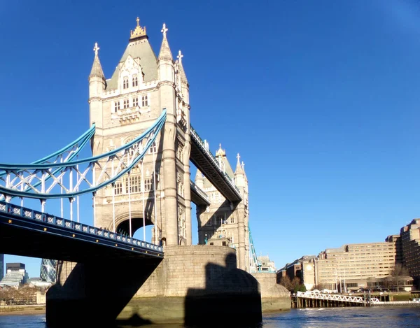 ロンドンの象徴的なタワー橋 テムズ川を渡る イギリス イギリス — ストック写真