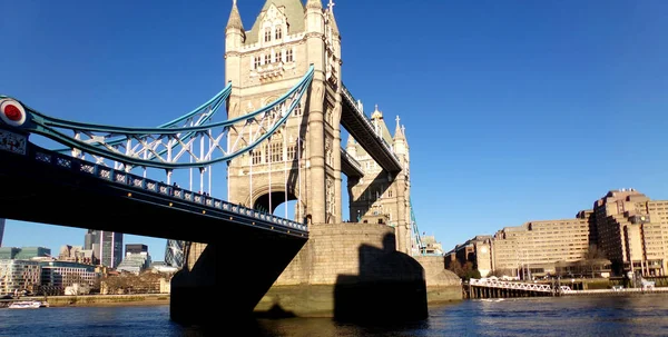 ロンドンの象徴的なタワー橋 テムズ川を渡る イギリス イギリス — ストック写真