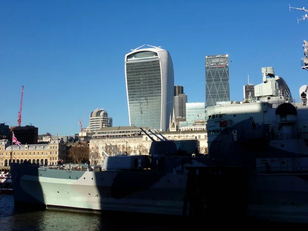 ロンドン イギリスのテムズ川沿いの歴史的建造物とモダンな建物 — ストック写真
