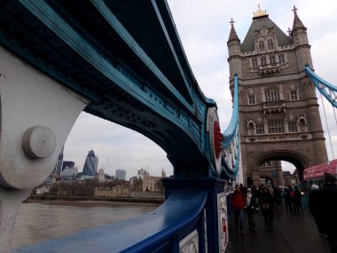 Thames Nehri 'nin karşısındaki Londons Iconic Tower Köprüsü - İngiltere, Birleşik Krallık