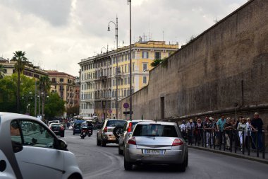Vatikan Şehri 'ni çevreleyen Viale Vaticano ve Duvar 