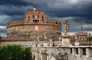 Sant Angelo Şatosu ve Ponte Sant Angelo Roma, İtalya 'daki Melek Heykelleriyle