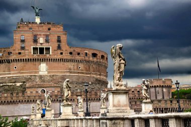 Sant Angelo Şatosu ve Ponte Sant Angelo Roma, İtalya 'daki Melek Heykelleriyle