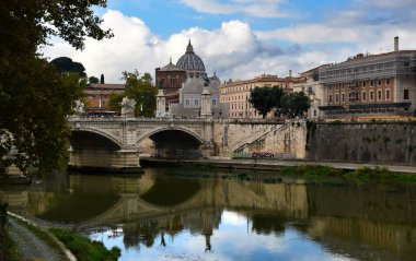 Roma, İtalya 'daki Ponte Vittorio Emanuele II heykelleri