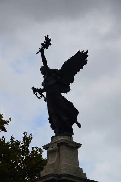 Αγάλματα Για Ponte Vittorio Emanuele Στην Πόλη Της Ρώμης Ιταλία — Φωτογραφία Αρχείου