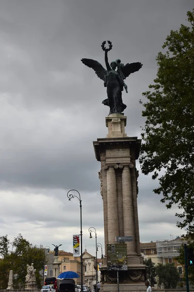 Sochy Ponte Vittorio Emanuele Městě Řím Itálie — Stock fotografie