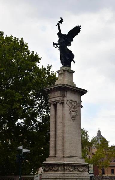 Estátuas Sobre Ponte Vittorio Emanuele Cidade Roma Itália — Fotografia de Stock