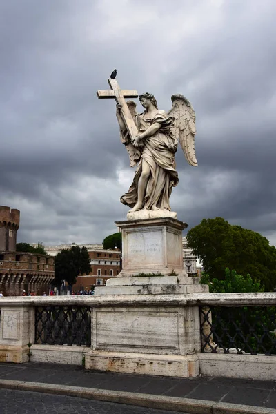 サンタンジェロ城とサンタンジェロ城 ローマの天使像 イタリア — ストック写真