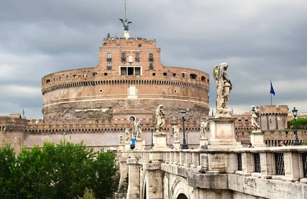 Sant Angelo Şatosu ve Ponte Sant Angelo Roma, İtalya 'daki Melek Heykelleriyle