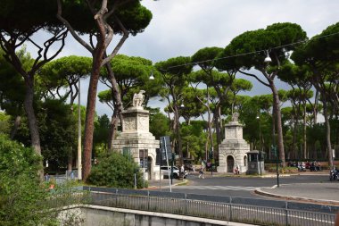 Roma, İtalya 'da Porta Pinciana' nın yanındaki Kartal Heykelleri ile Piazzale Brasile