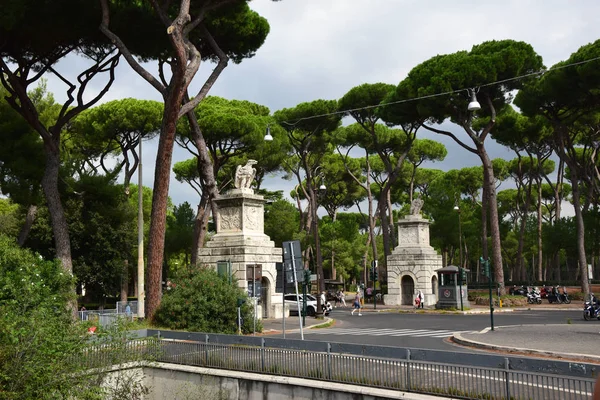 Piazzale Brasile Met Adelaarsbeelden Naast Porta Pinciana Stad Rome Italië — Stockfoto