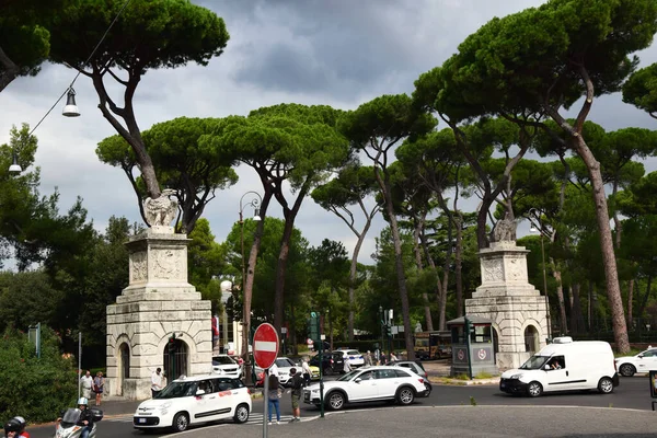 Piazzale Brasile Met Adelaarsbeelden Naast Porta Pinciana Stad Rome Italië — Stockfoto