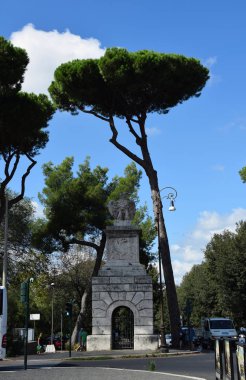 Roma, İtalya 'da Porta Pinciana' nın yanındaki Kartal Heykelleri ile Piazzale Brasile