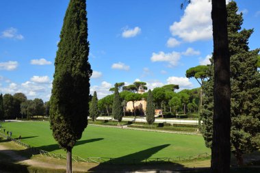 Roma, İtalya 'daki Villa Borghese Parkı' nda Casina dell 'Orologio ve Piazza di Siena