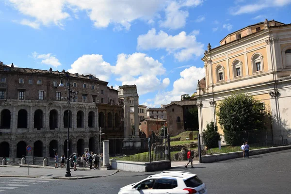 意大利罗马路易吉 彼得罗塞利大街上的马赛勒斯剧院和阿波罗大殿 — 图库照片
