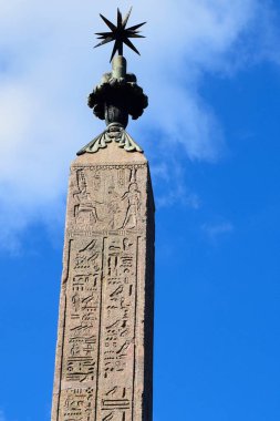 Obelisco Pinciano Roma, İtalya 'daki Villa Borghese Parkı' nda.