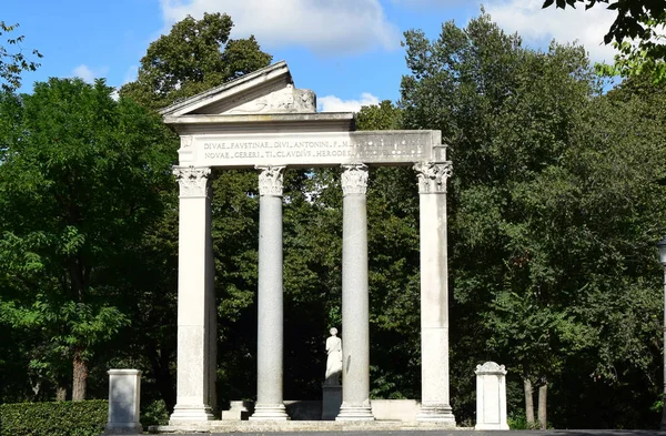 Świątynia Antonino Faustina Willi Borghese Rzym Włochy — Zdjęcie stockowe