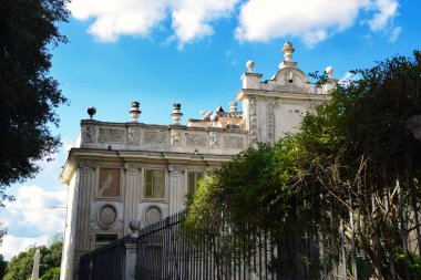  Roma, İtalya 'daki Villa Borghese Parkı' ndaki eski bina.