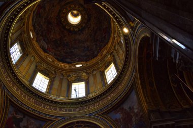 İtalya 'nın başkenti Roma' da Agone 'daki Piazza Navona' da Chiesa di SantAgnese 'nin içinde.