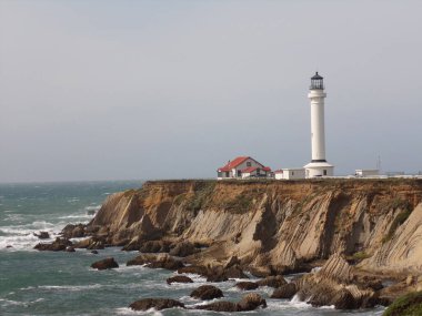 Kaliforniya Kıyı Kayalıkları 'ndaki Güvercin Noktası Deniz feneri Dalgalar, Pasifik Okyanusu ve Ufuk