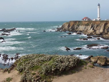 Kaliforniya Kıyı Kayalıkları 'ndaki Güvercin Noktası Deniz feneri Dalgalar, Pasifik Okyanusu ve Ufuk