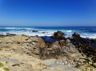 Kaliforniya 'daki Stone Beach, Kısaltılmış sulardaki Sahil Kayalıkları 1nci Otoyol boyunca yapılan keşif gezisi     