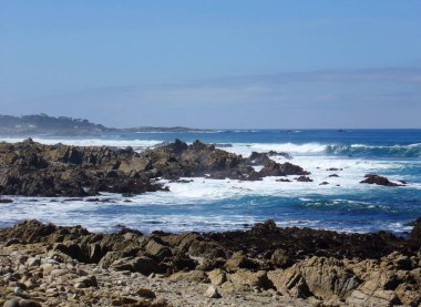 Kaliforniya 'daki Stone Beach, Kısaltılmış sulardaki Sahil Kayalıkları 1nci Otoyol boyunca yapılan keşif gezisi     