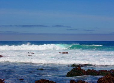 Kaliforniya 'daki Stone Beach, Kısaltılmış sulardaki Sahil Kayalıkları 1nci Otoyol boyunca yapılan keşif gezisi     