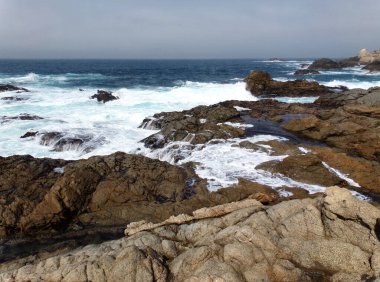 Kaliforniya 'daki Stone Beach, Kısaltılmış sulardaki Sahil Kayalıkları 1nci Otoyol boyunca yapılan keşif gezisi     