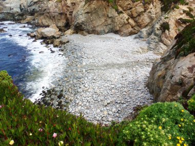 Yüksek ve pürüzlü uçurumlarıyla Kaliforniya Sahil Hattı - 1nci Karayolu Keşif Yolu