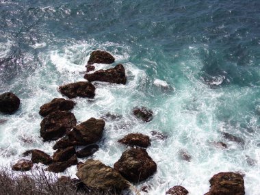 Yüksek ve pürüzlü uçurumlarıyla Kaliforniya Sahil Hattı - 1nci Karayolu Keşif Yolu