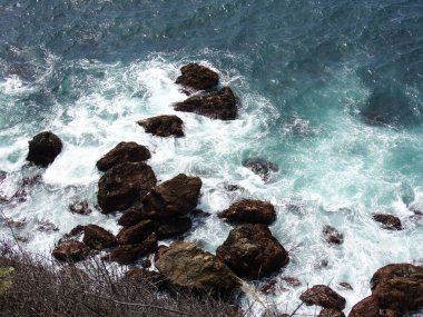 Yüksek ve pürüzlü uçurumlarıyla Kaliforniya Sahil Hattı - 1nci Karayolu Keşif Yolu