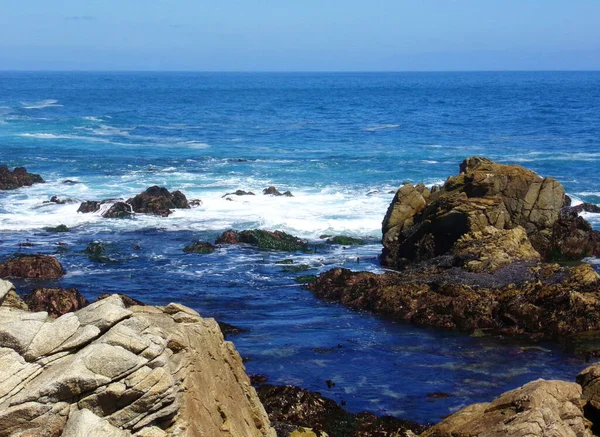 Stone Beach Στην Καλιφόρνια Coastal Rocks Στα Ρηχά Νερά Της — Φωτογραφία Αρχείου