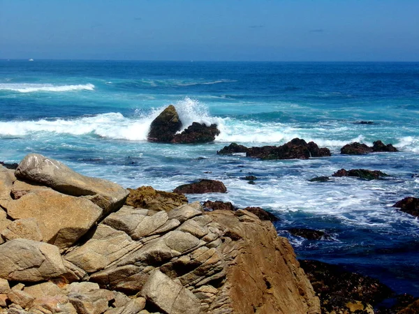 加州石滩 1号公路发现路线沿岸浅水区的海岸岩石 — 图库照片