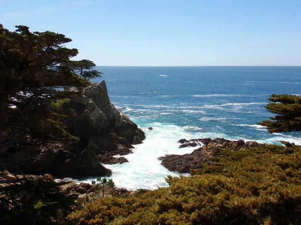 Stone Beach California Coastal Rocks Shallow Waters Shore Road Trip — Stock Photo, Image