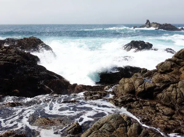 Stone Beach California Coastal Rocks Shallow Waters Shore Road Trip — Stock Photo, Image