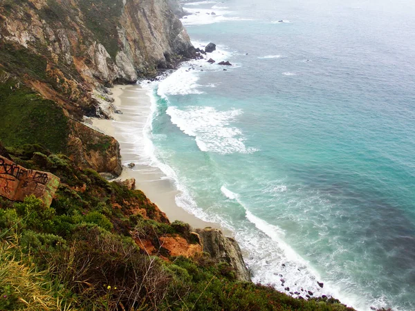 カリフォルニア海岸線の断崖が高くギザギザしている Road Trip Highway Discovery Route — ストック写真