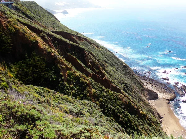 加州海岸线及其高耸而锯齿状的悬崖峭壁 1号公路下的道路绊脚石发现路线 — 图库照片