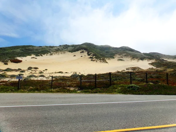 Ακτογραμμή Καλιφόρνια Ψηλά Και Οδοντωτά Βράχια Της Road Trip Highway — Φωτογραφία Αρχείου