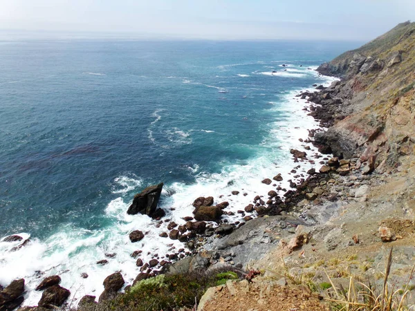 カリフォルニア海岸線の断崖が高くギザギザしている Road Trip Highway Discovery Route — ストック写真