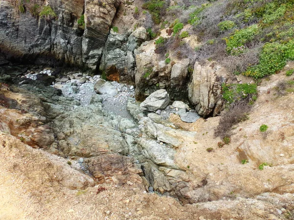 加州海岸线及其高耸而锯齿状的悬崖峭壁 1号公路下的道路绊脚石发现路线 — 图库照片