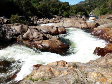 Vahşi Nehir Yosemite Ulusal Parkı Kayalar Arasında Su Süzülüyor, Akıntı