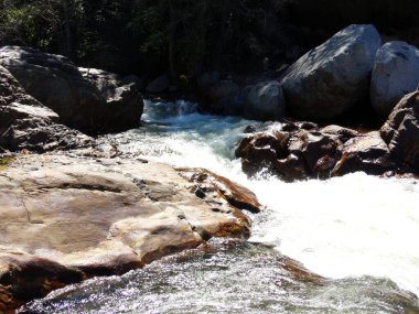 Vahşi Nehir Yosemite Ulusal Parkı Kayalar Arasında Su Süzülüyor, Akıntı