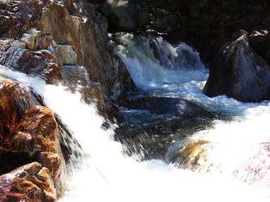 Vahşi Nehir Yosemite Ulusal Parkı Kayalar Arasında Su Süzülüyor, Akıntı