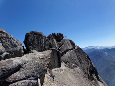 Sequoia Ulusal Parkı vadileri ve yamaçlarındaki Moro Rock 'tan görüntü 