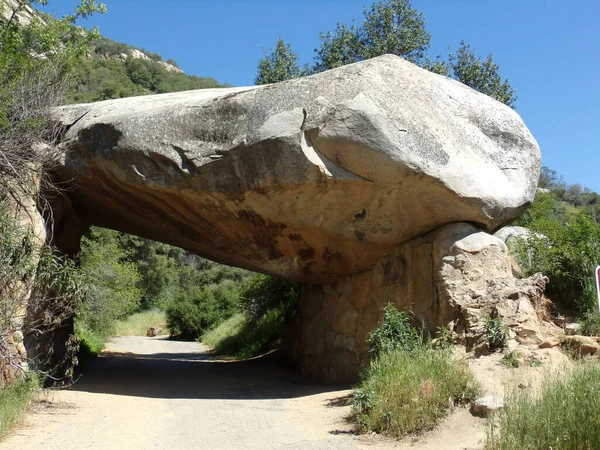 Przejazd Przez Skałę Tunelową Park Narodowy Sequoia — Zdjęcie stockowe