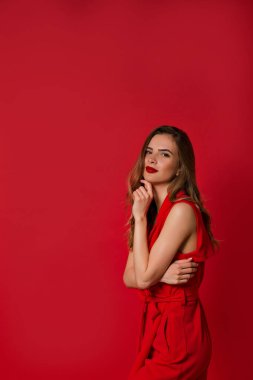 Romantik bir elbise içinde eğlenceli poz hevesli kafkas kadın stüdyo çekimi. İlham alan kadının iç mekan portresi