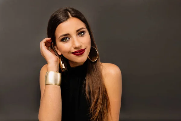 Primer plano retrato de mujer atractiva joven con maquillaje brillante posando sobre fondo negro —  Fotos de Stock